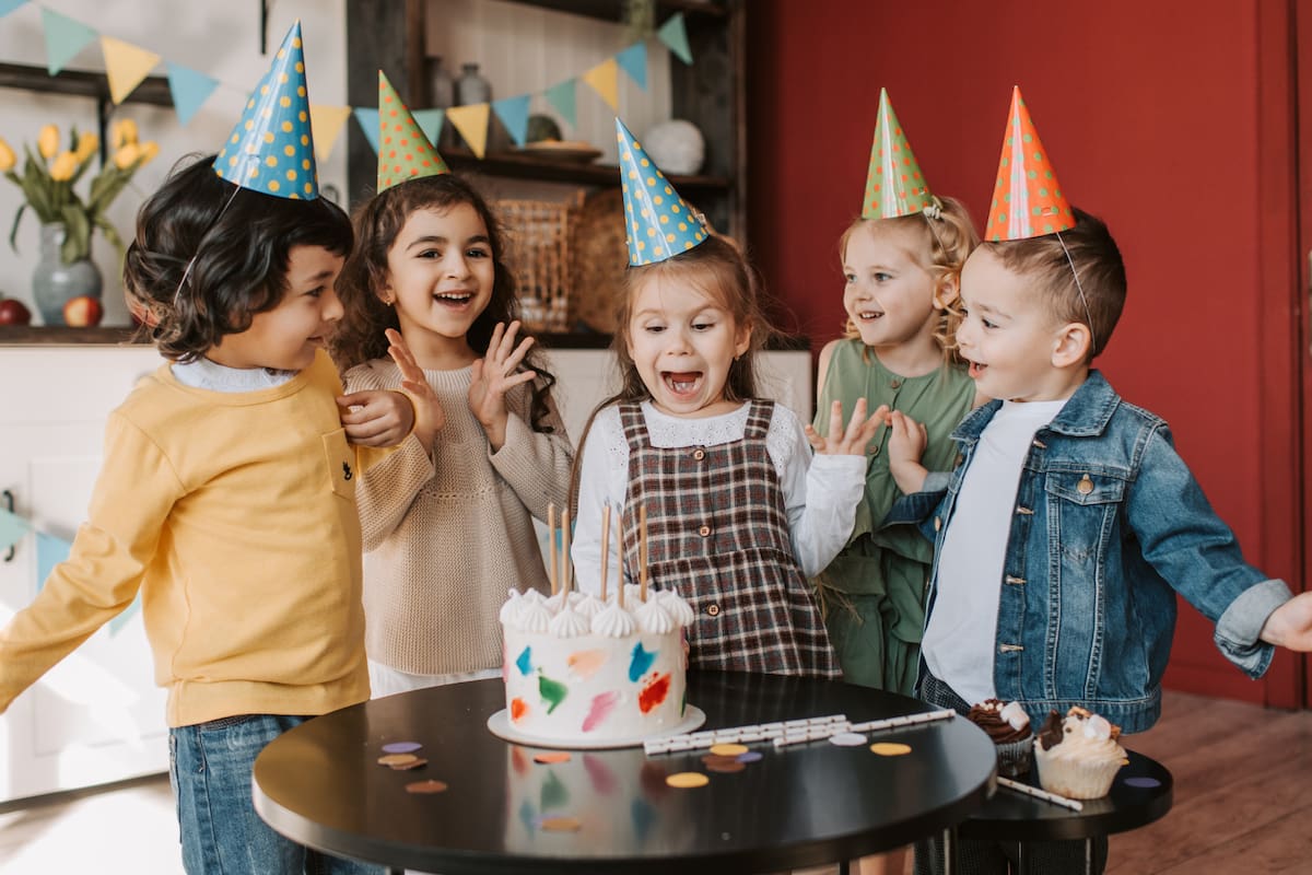 Lo que comen los niños en las fiestas de cumpleaños podría impactar su salud nutricional, advierten expertos