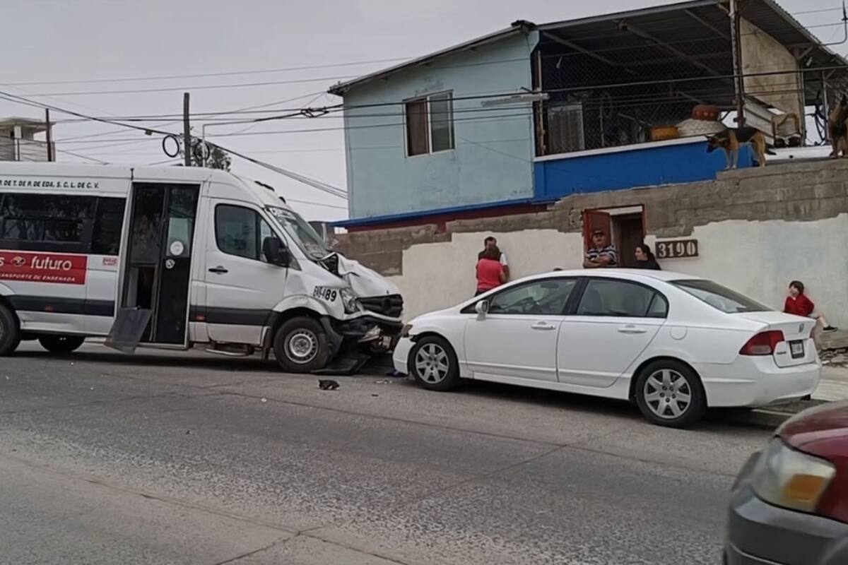 Deja siete lesionados choque de microbús en Ensenada