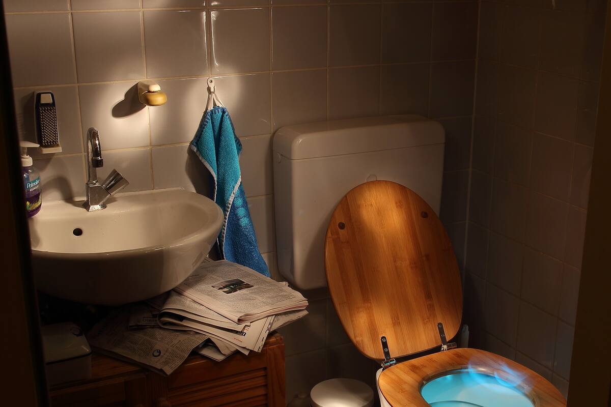 ¿Por qué los hombres duran tanto en el retrete? Hay una explicación