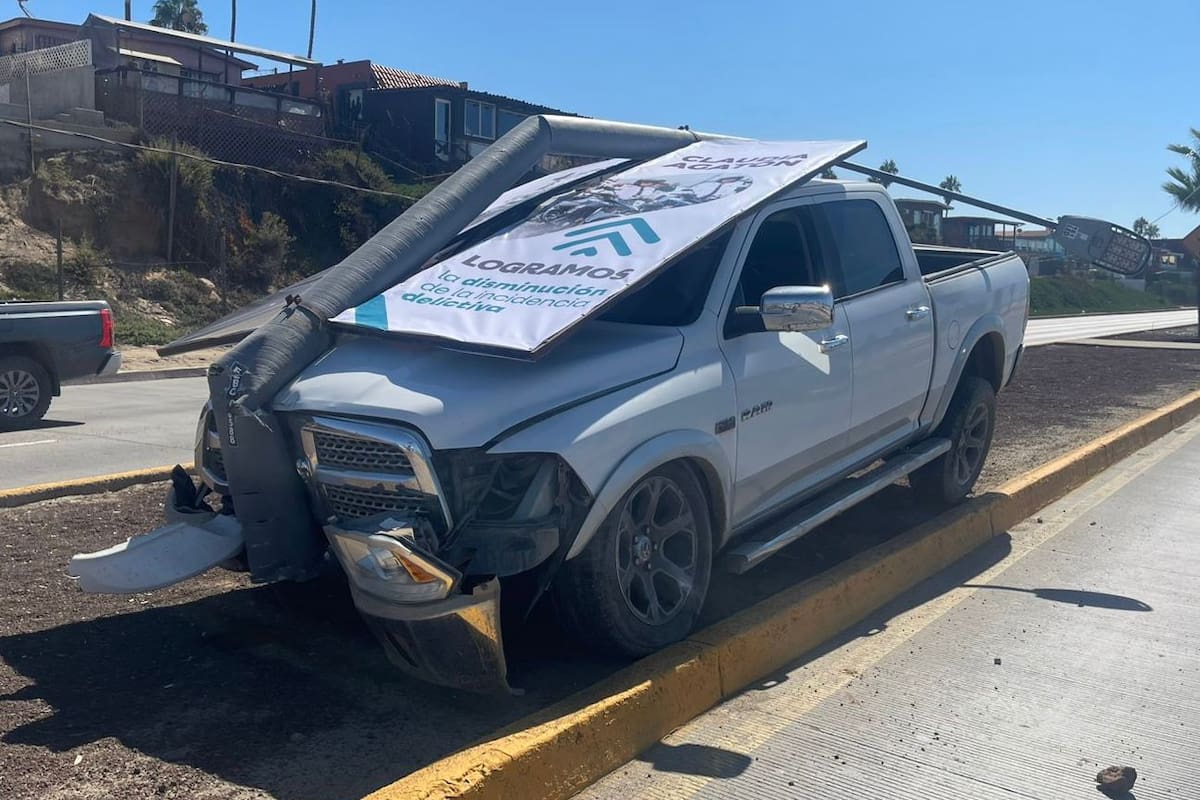 Camioneta derriba poste en bulevar Costero
