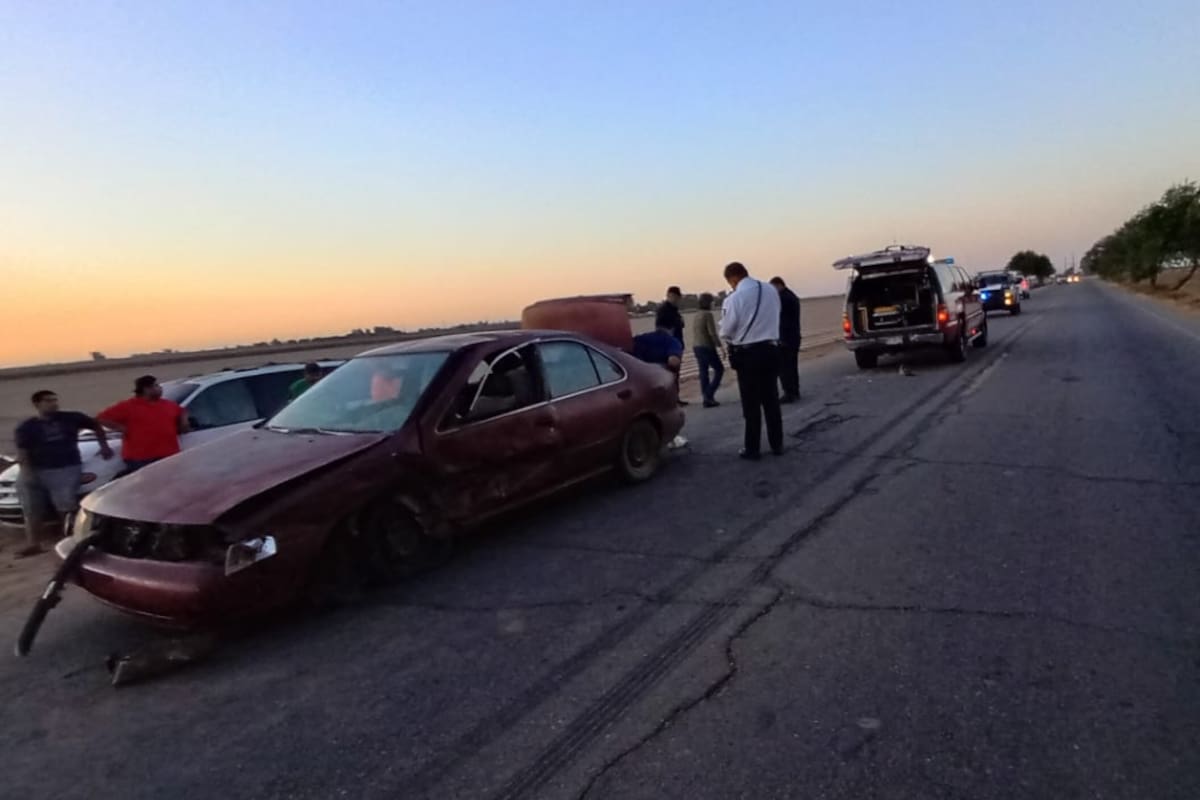 Choque frontal deja dos vehículos con severos daños en la carretera a El Barrote