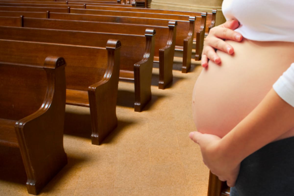 El hijo de un pastor en Estados Unidos fue detenido por presuntamente abusar sexualmente de una menor de 14 años que vivía en su casa y dejarla embarazada; las autoridades investigan si las madres de ambos fueron cómplices y si la iglesia organizó una celebración de bienvenida para el recién nacido producto del abuso