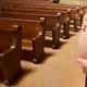 El hijo de un pastor en Estados Unidos fue detenido por presuntamente abusar sexualmente de una menor de 14 años que vivía en su casa y dejarla embarazada; las autoridades investigan si las madres de ambos fueron cómplices y si la iglesia organizó una celebración de bienvenida para el recién nacido producto del abuso