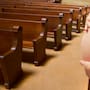 El hijo de un pastor en Estados Unidos fue detenido por presuntamente abusar sexualmente de una menor de 14 años que vivía en su casa y dejarla embarazada; las autoridades investigan si las madres de ambos fueron cómplices y si la iglesia organizó una celebración de bienvenida para el recién nacido producto del abuso