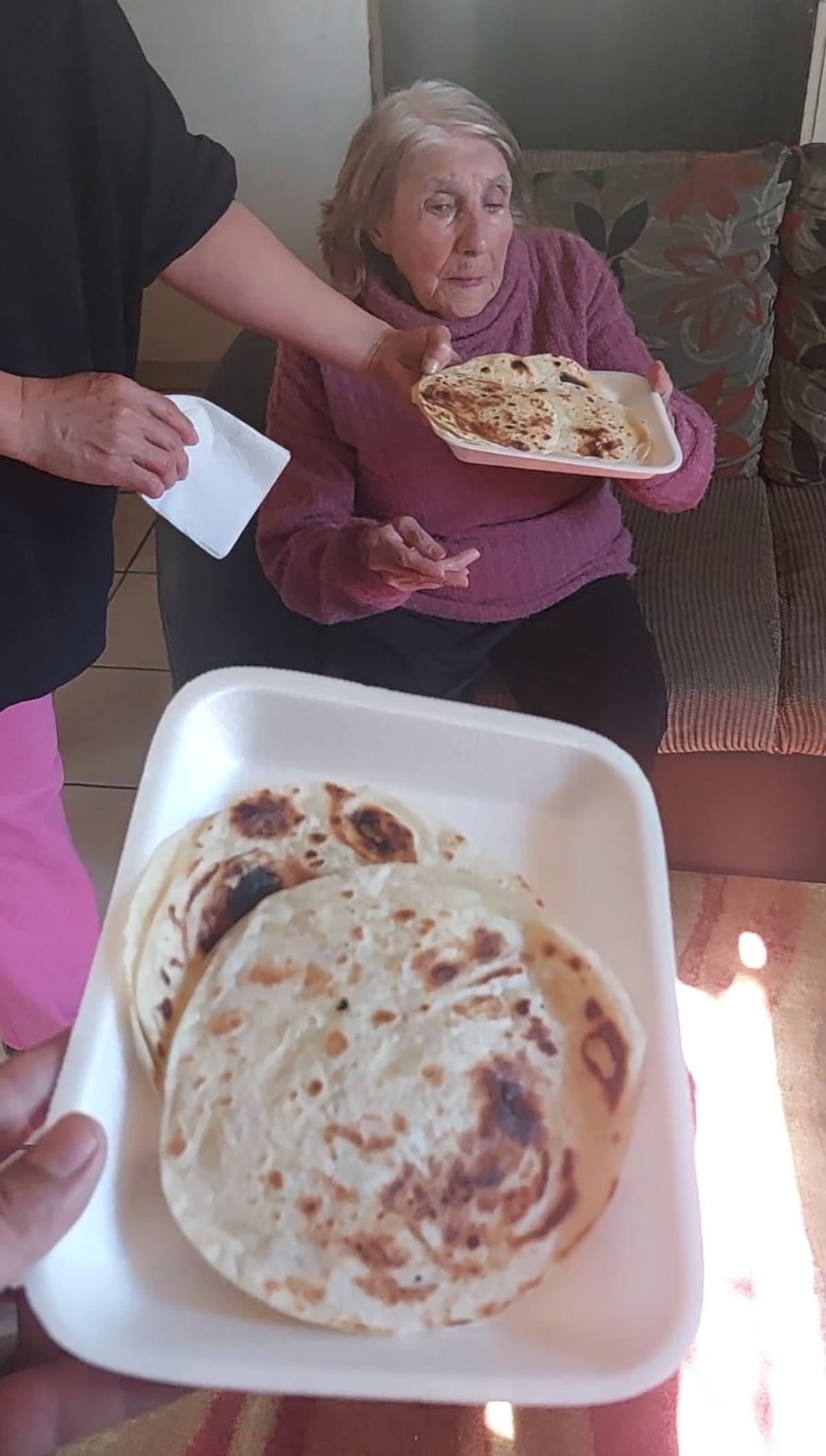 Rebeca, hija de doña María, heredó el negocio de las quesadillas en Ímuris.
