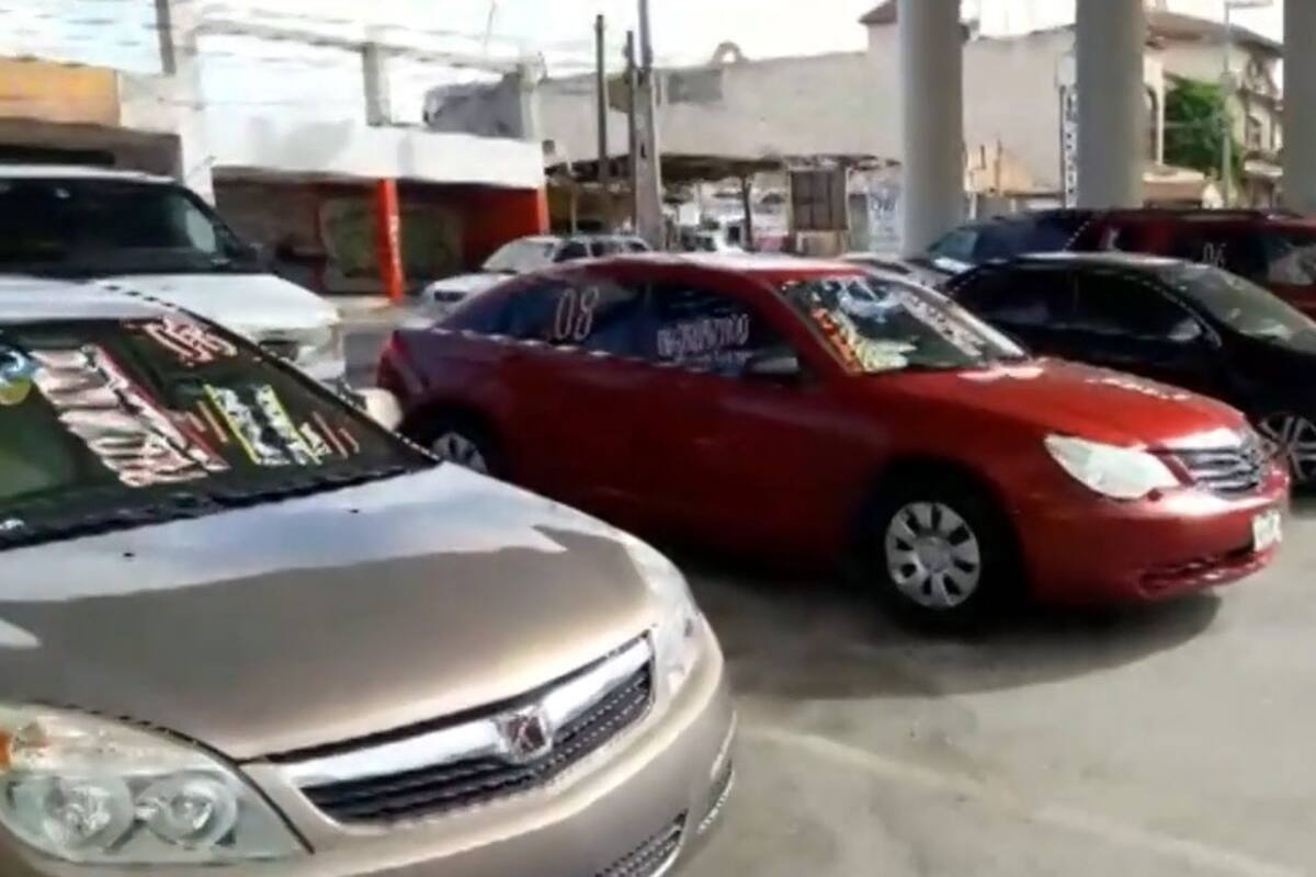 ‘Loteros’ esperan sobrevivir comercio informal de vehículos ‘chocolate’