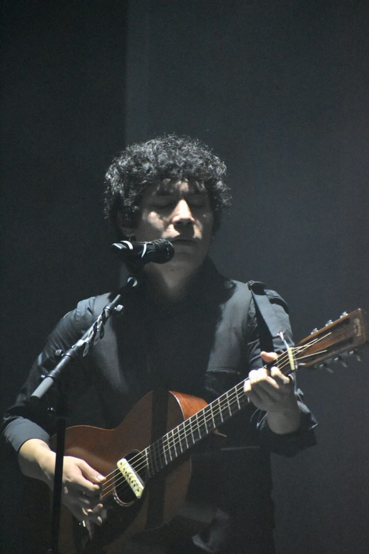Con una sola luz y sin palabras al público, el cantautor inició su espectáculo “La nube en el jardín” en Tijuana con voz y guitarra. Foto: Ruth Odgers