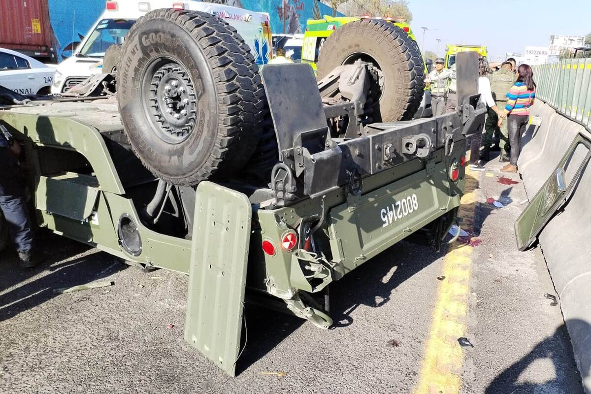 EUM20240219SOC36.JPG
ECATEPEC, Méx., Accident/Accidente/Edomex.- Un vehículo de la Sedena que circulaba sobre la autopista México-Pachuca volcó a la altura de la colonia Buenavista, en el territorio del municipio de Ecatepec; un militar murió y cinco más resultaron heridos. Lunes 19 de febrero de 2024. Foto: Agencia EL UNIVERSAL/ESPECIAL/RDB.