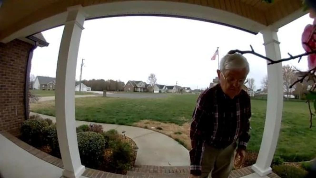 Jubilado de 78 años que trabajaba repartiendo café a pesar de su dificultad para caminar, recibió casi 500 mil dólares en donaciones de usuarios en línea que quisieron ayudarlo para que no trabajaran él ni su esposa