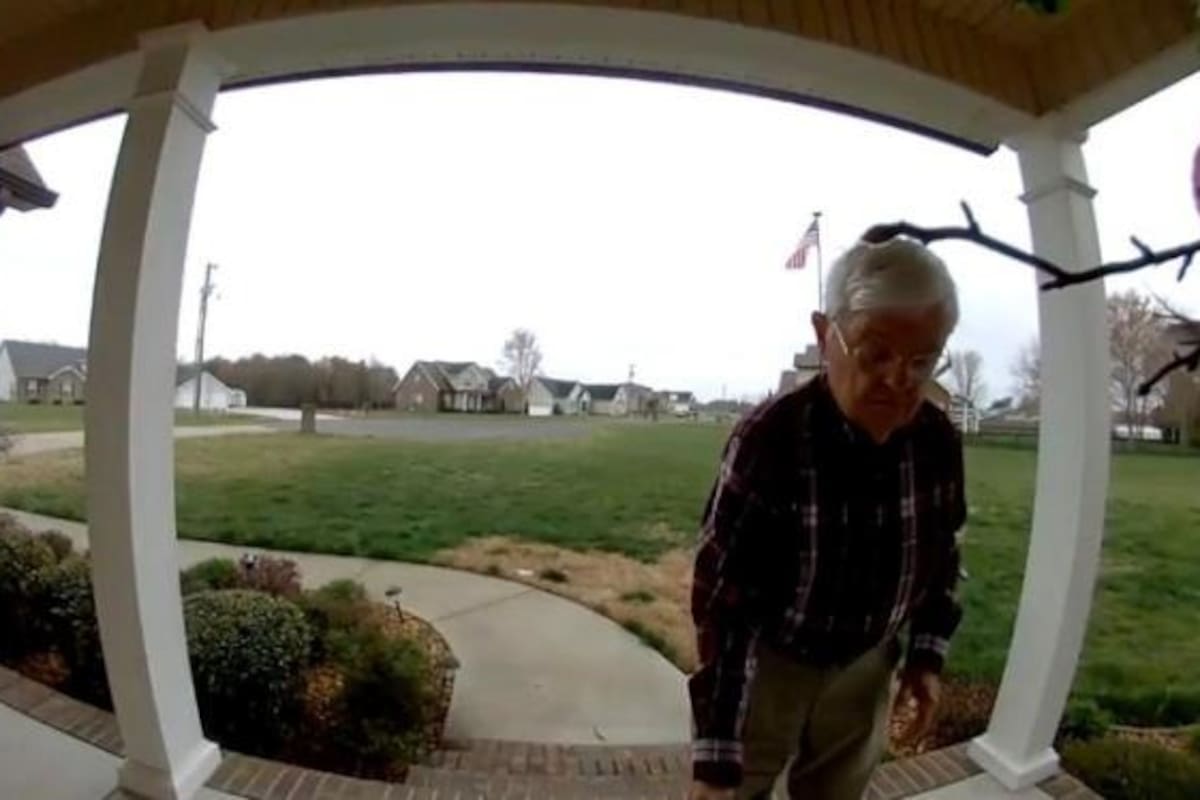 Jubilado de 78 años que trabajaba repartiendo café a pesar de su dificultad para caminar, recibió casi 500 mil dólares en donaciones de usuarios en línea que quisieron ayudarlo para que no trabajaran él ni su esposa