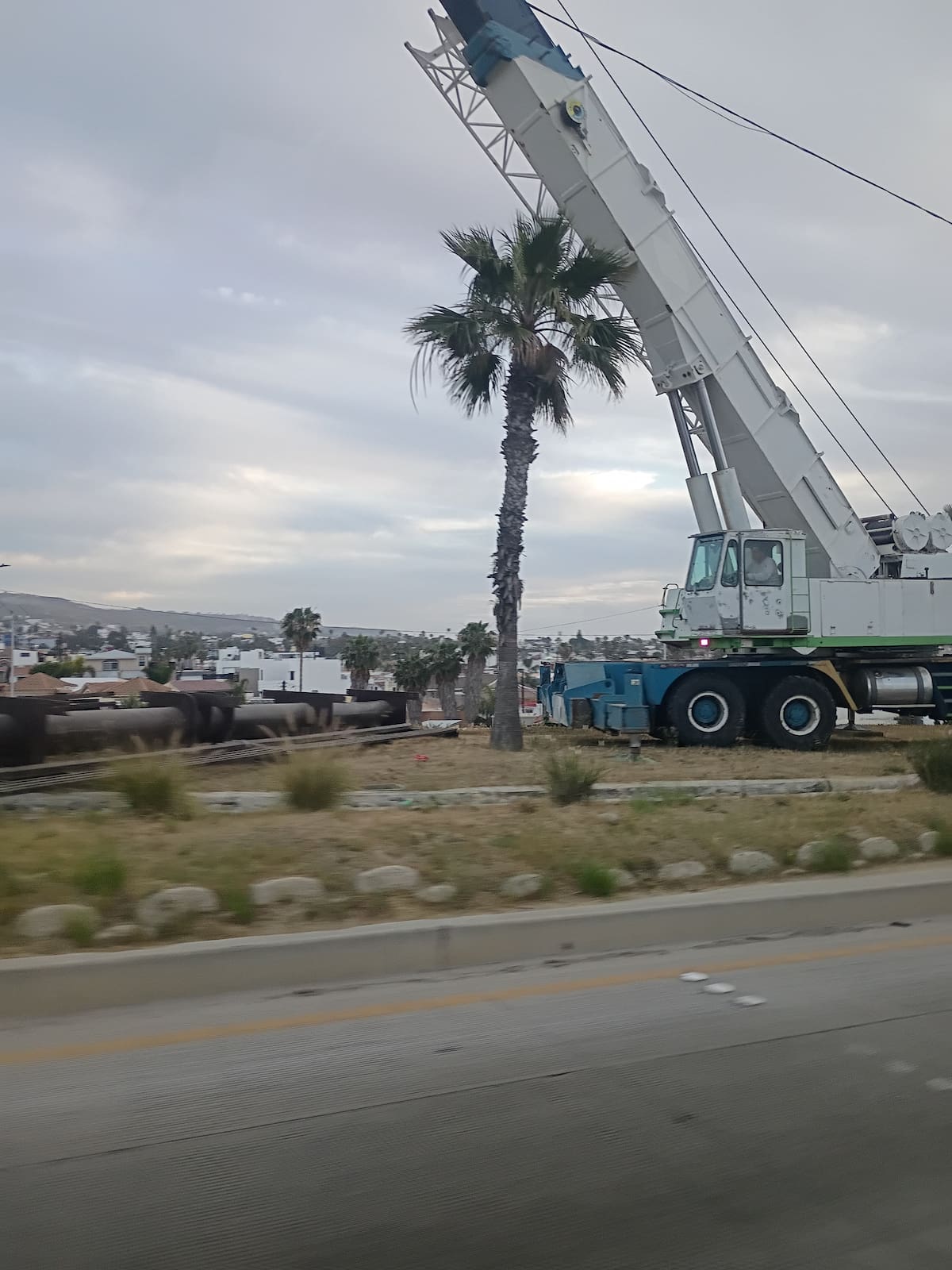 Vecinos y autoridades reportan clausuras reiteradas a estructuras publicitarias por falta de permisos y advierten riesgos viales en la zona. Foto: Michelle Castillo