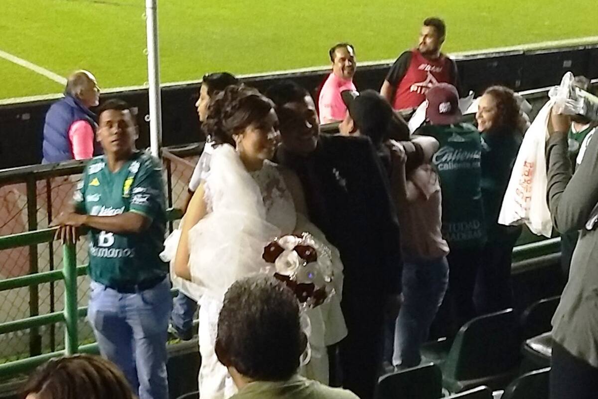 Pareja de recién casados aparece en las gradas del partido del León
