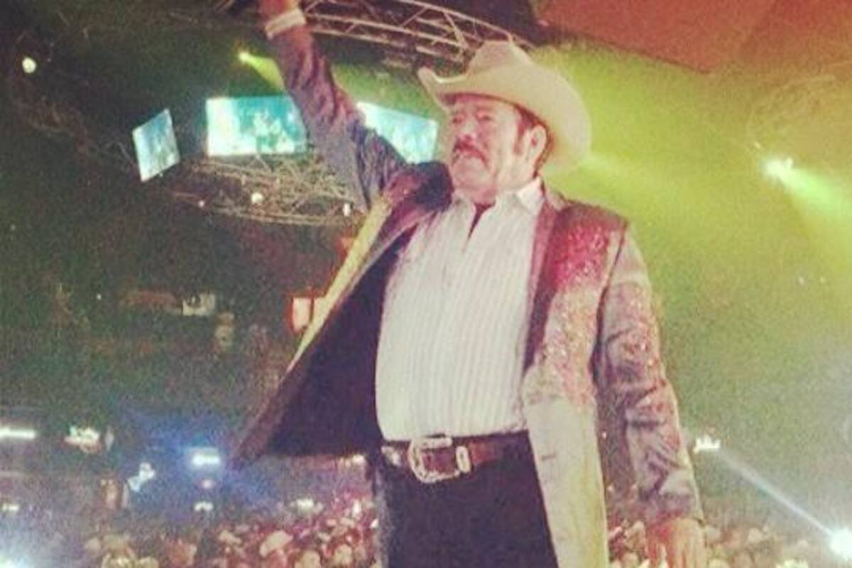 Lalo Mora besa apasionadamente a una fan
