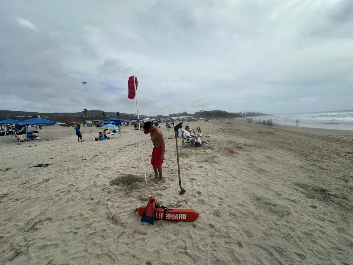 Salvavidas instalaron banderas rojas en zonas de Playa La Misión tras detectar corrientes de retorno, con el fin de prevenir riesgos y proteger a los bañistas. Foto: Cortesía