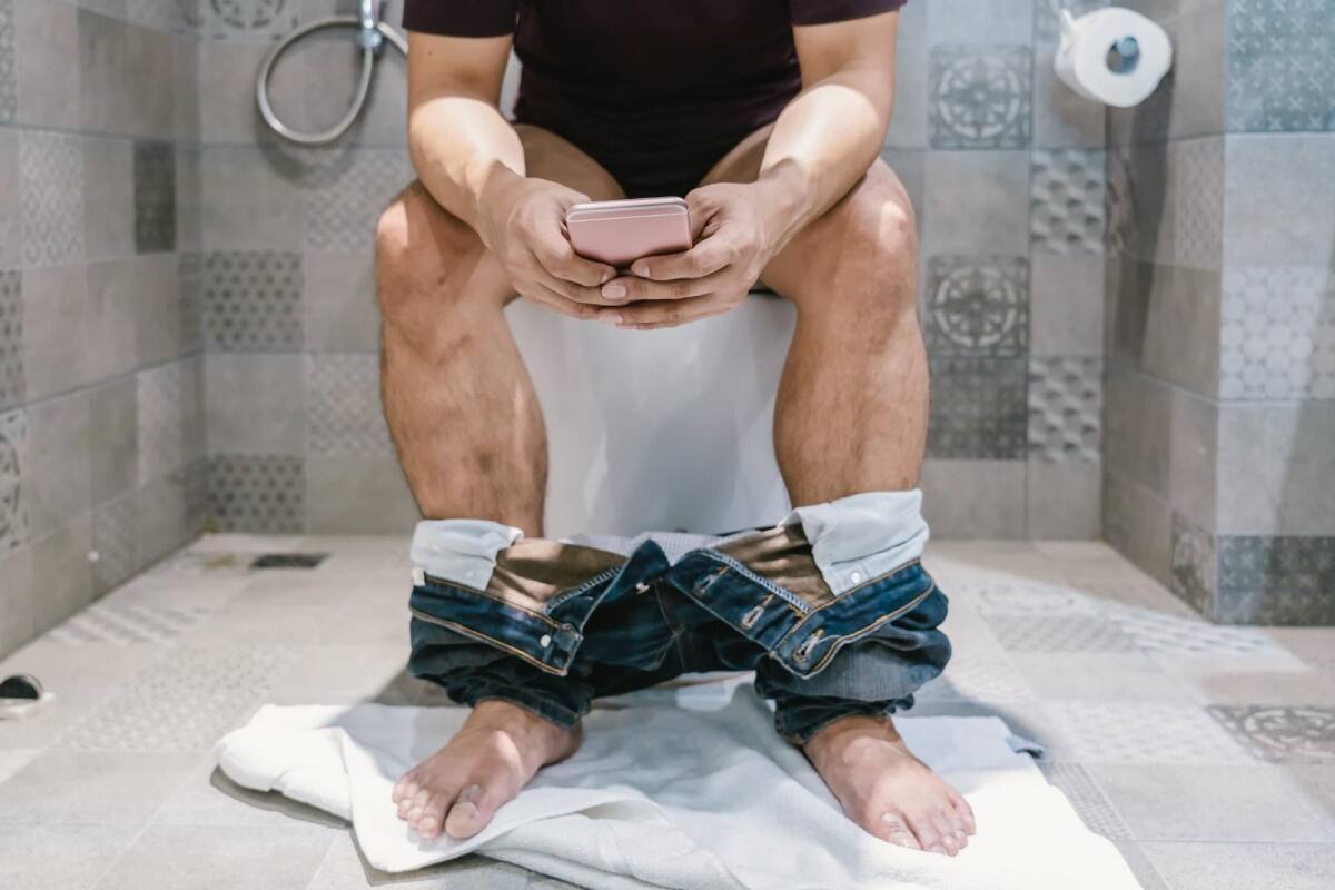 Consejo para hombres: ¿sigues haciendo pipí parado? Descubre por qué hacerlo sentado es mejor