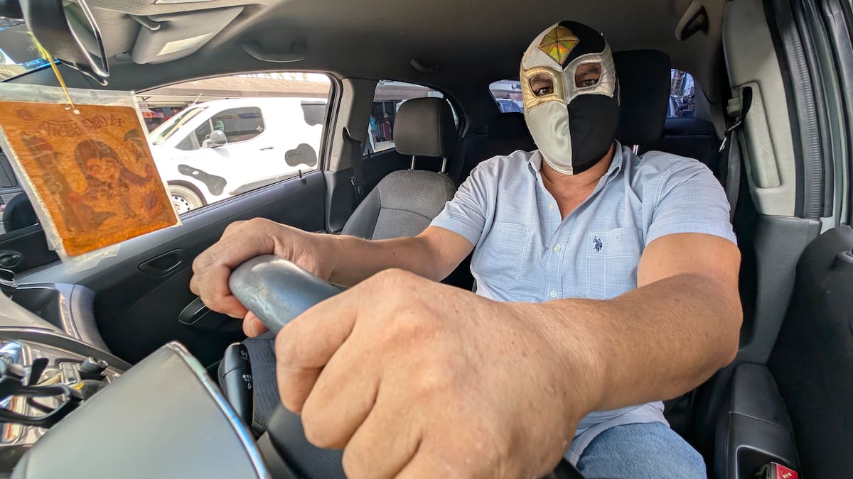 Y realiza con muchísimo gusto su labor como taxista, en uno de los sitios ubicados en la colonia Centro. FOTO: JULIÁN ORTEGA