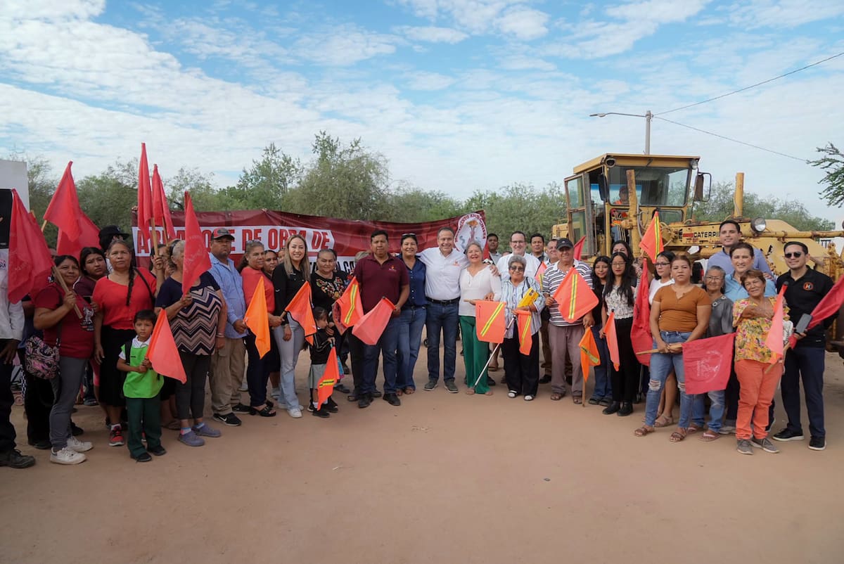 Antonio Astiazarán dio el banderazo de inicio de los trabajos junto a familias de la colonia La Antorcha. FOTO: ESPECIAL