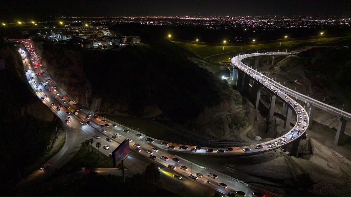 Una larga fila de vehículos se registró la tarde y noche de este viernes en la salida de la vialidad, desde la zona de El Chaparral hacia la delegación Playas de Tijuana. Foto: Border Zoom