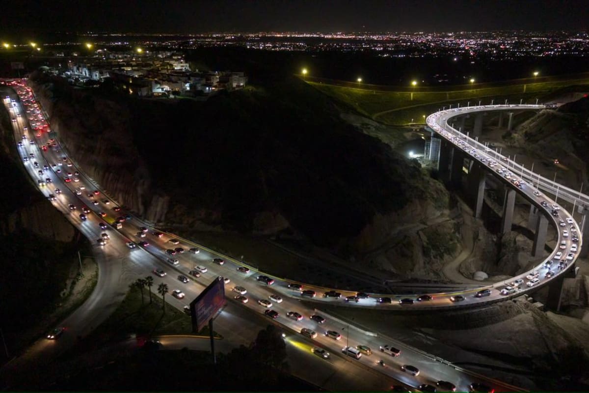 Fuerte congestionamiento vial en el Viaducto Elevado hacia Playas de Tijuana