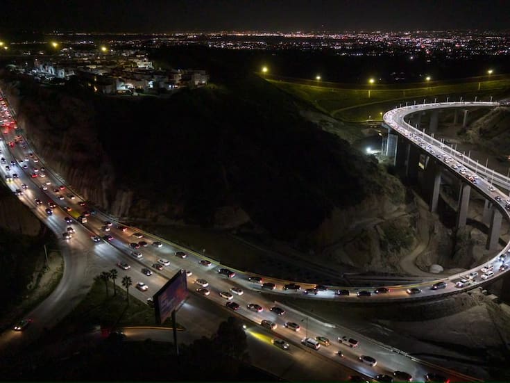 Fuerte congestionamiento vial en el Viaducto Elevado hacia Playas de Tijuana