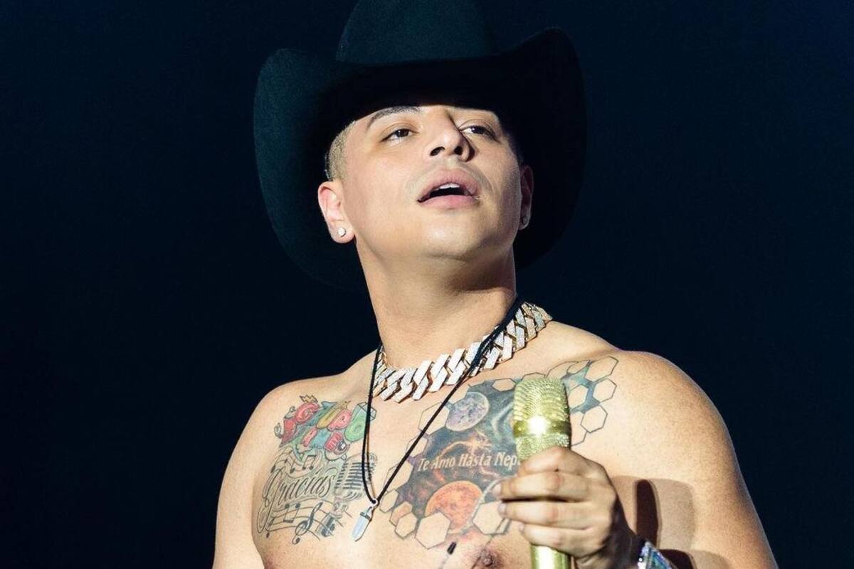 Eduin Caz aparece sin camiseta presumiendo su espalda marcada