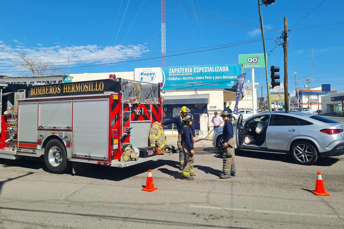 Ocurre aparatoso choque triple mientras intetaban dar el pase a camión de bomberos por emergencia