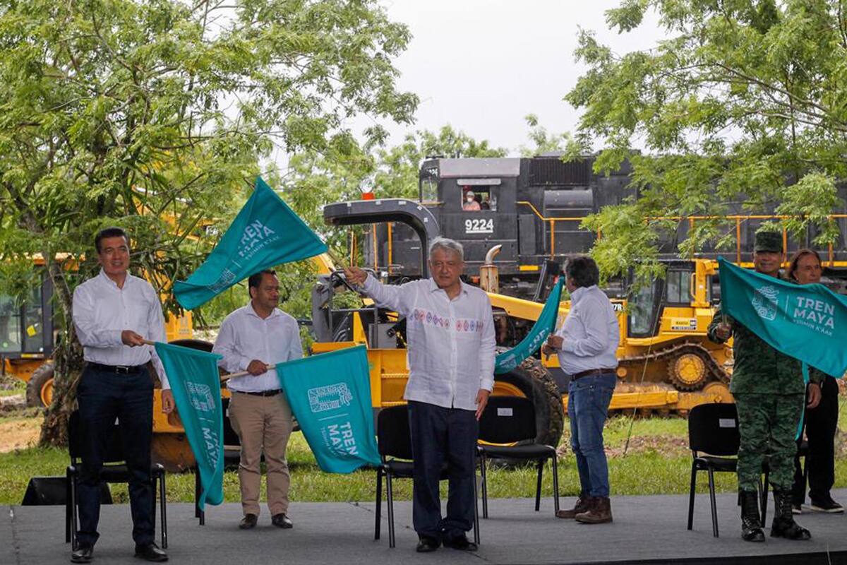 EUM20200629NAC01.JPG
CIUDAD DE MÉXICO, Train/Tren/Maya.- El banderazo de inicio de la obra de los tramos uno, dos, tres y cuatro del Tren Maya fue la primera gira que el presidente Andrés Manuel López Obrador encabezó tras acabar la Jornada Nacional de Sana Distancia decretada por la crisis del coronavirus. Foto: Archivo Agencia EL UNIVERSAL/RDB.