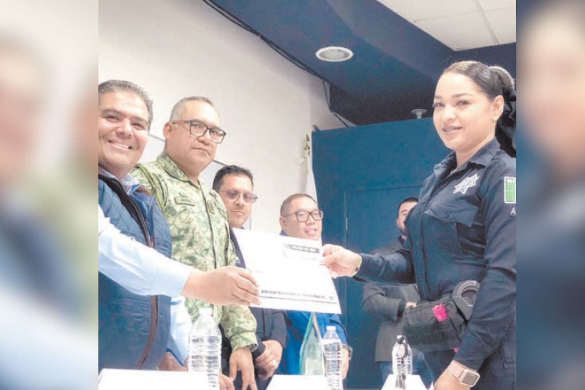Reconocen a madre policía como la mejor del mes en Nogales