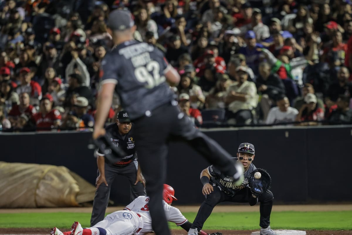 Arrancan Naranjeros con blanqueada sobre Águilas de Mexicali