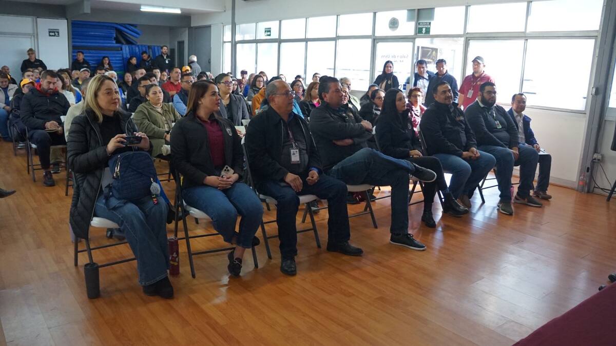 En el evento se compartieron conocimientos tales como el abecedario en Lengua de Señas Mexicana, además de que se realizó un ejercicio de comunicación con una persona con discapacidad auditiva.