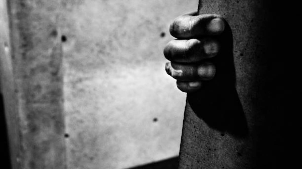 Cateo en Ciudad Juárez revela una presunta casa de seguridad usada para trata de personas; FGR y SSPC detienen a cuatro sospechosos con 23 celulares, cargadores de armas y documentación