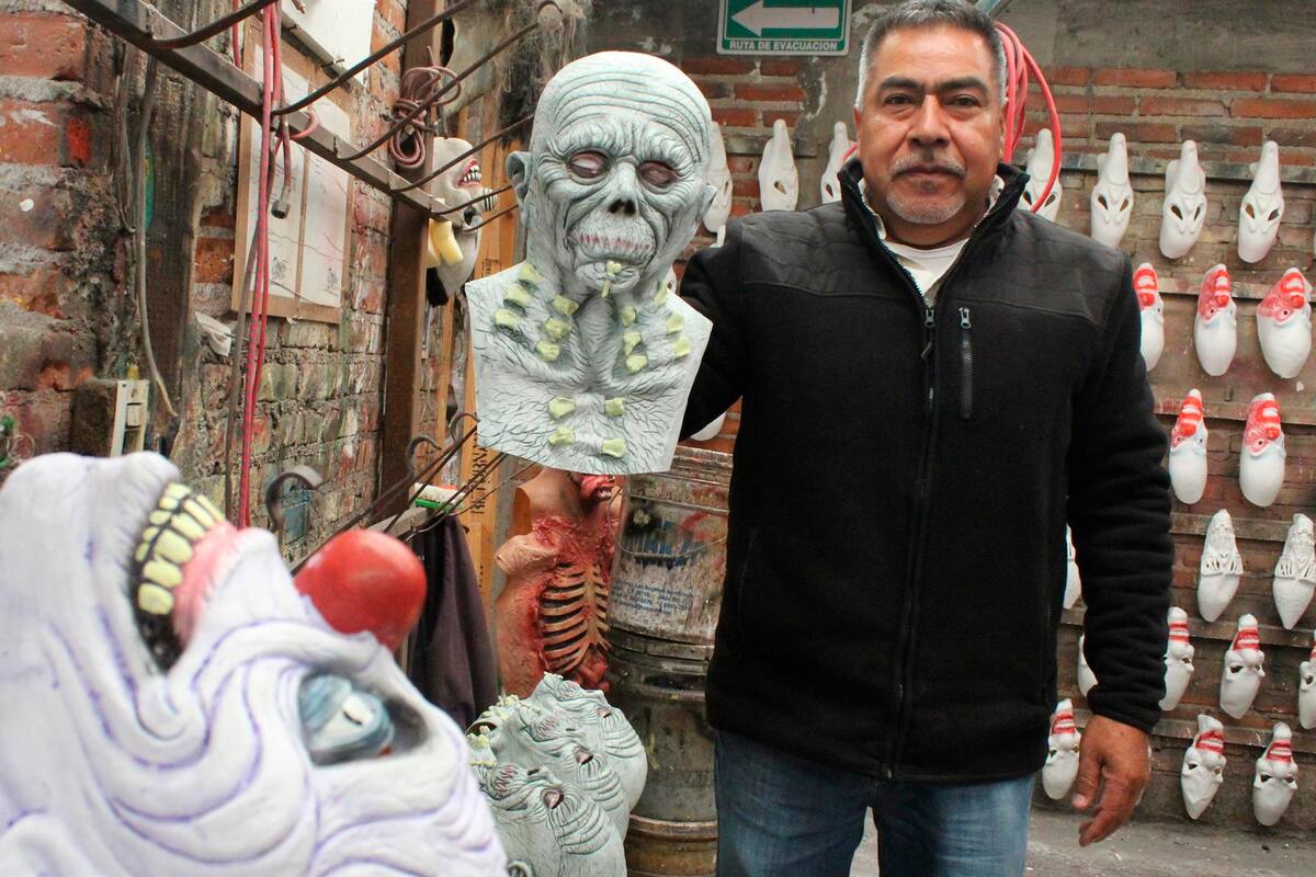 Fábrica mexicana crea miles de máscaras para el Día de Muertos y Halloween