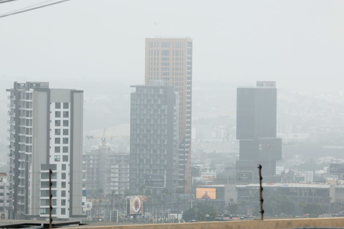 La visibilidad reducida obligó a suspender temporalmente vuelos en el Aeropuerto Internacional de Tijuana este domingo. Foto: Sergio Ortiz