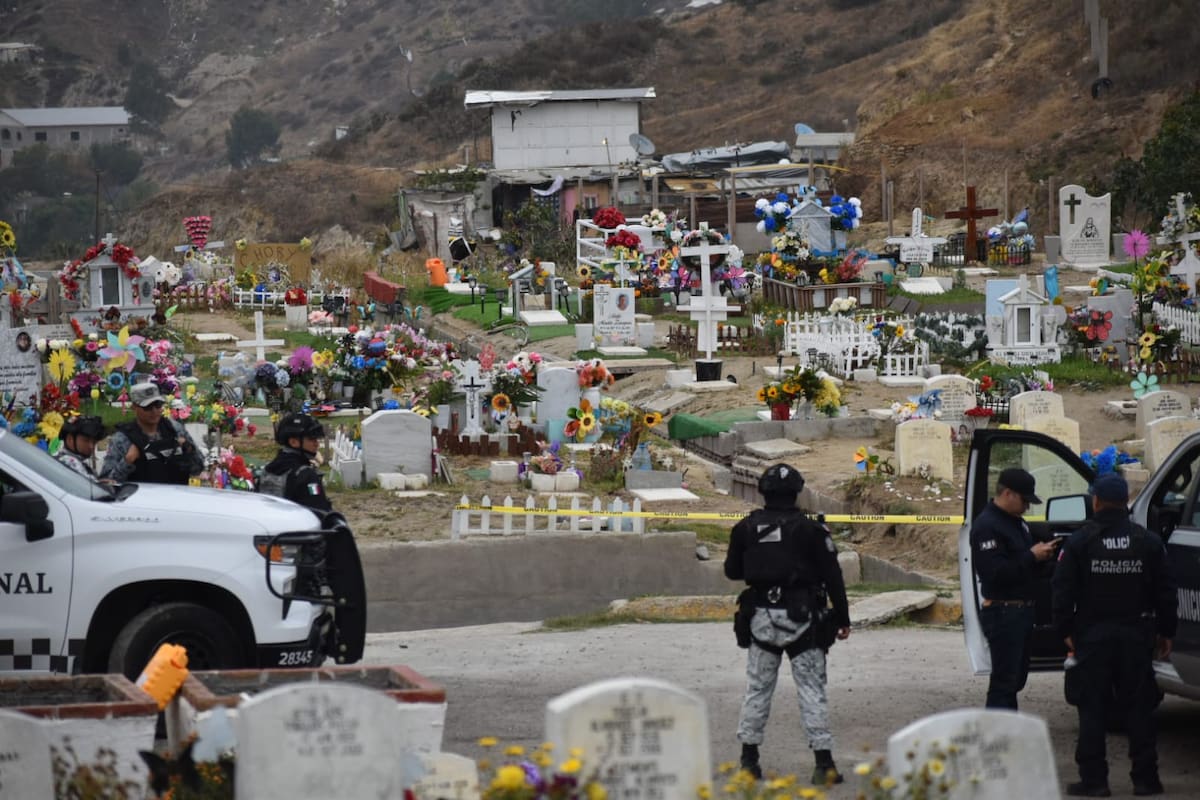 De acuerdo con los primeros reportes, la mujer no advirtió que una de las tumbas cercanas estaba descubierta, lo que provocó su caída estrepitosa al fondo de la fosa. Foto: Cortesía