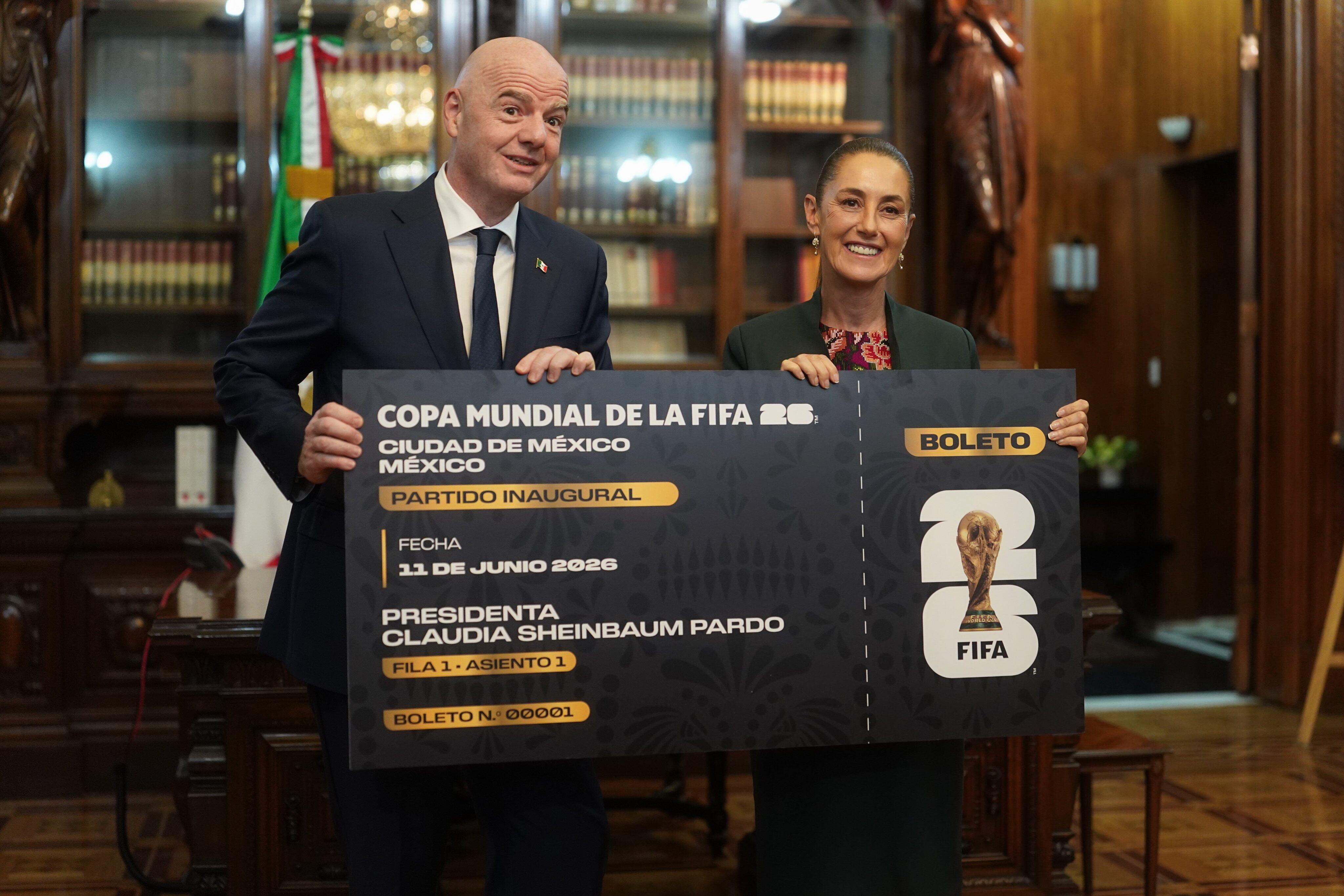 Gianni Infantino y la presidenta de México, Claudia Sheinbaum, muestran una versión gigante del boleto inaugural. (Foto: @Claudiashein)