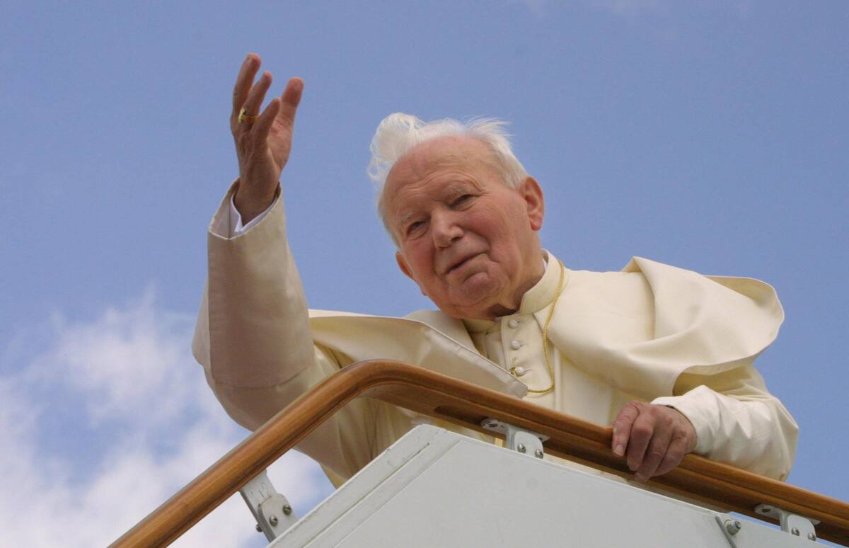 VAT01 CIUDAD DEL VATICANO (VATICANO) (ARCHIVO) 02-04-05. Imagen de archivo sin fechar que muestra al Papa Juan Pablo II en el Vaticano. El potífice ha fallecido hoy sábado 02 de abril a las 19.37 horas GMT con 84 años de edad y después de estar al mando de la Iglesia Católica durante 26 años, según ha informado el Vaticano. EFE/NICHOLAS KAMM