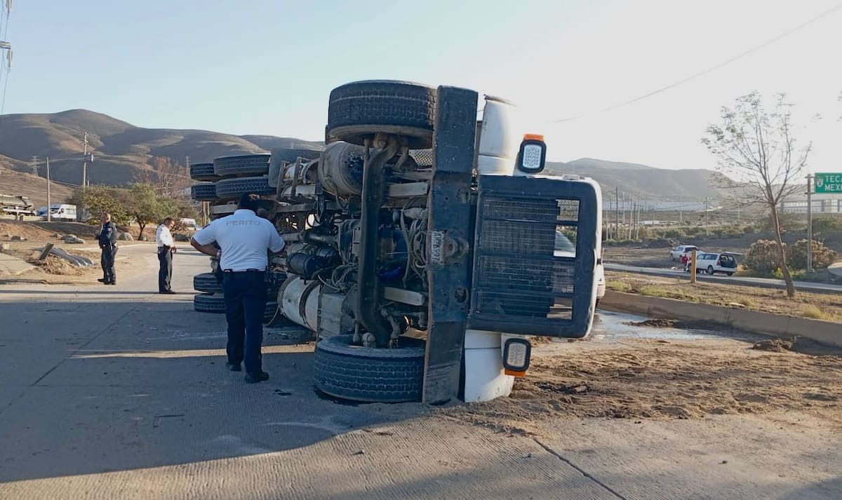 El conductor salió ileso pese al aparatoso incidente, ocurrido en el mismo punto donde otro camión volcó hace poco más de un mes. Foto: Border Zoom