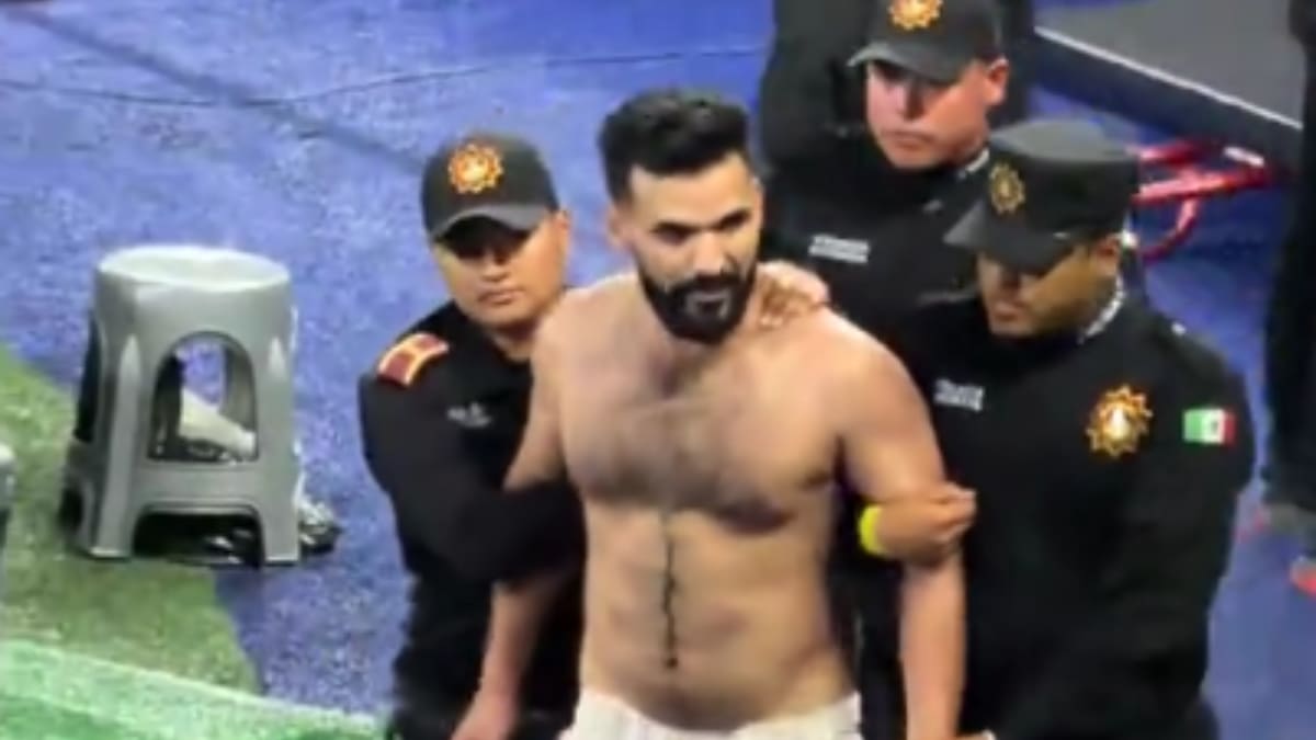 Detienen a aficionado iraquí tras intentar irrumpir en la cancha del Estadio Monterrey durante partido internacional: así fue el momento viral (VIDEO)