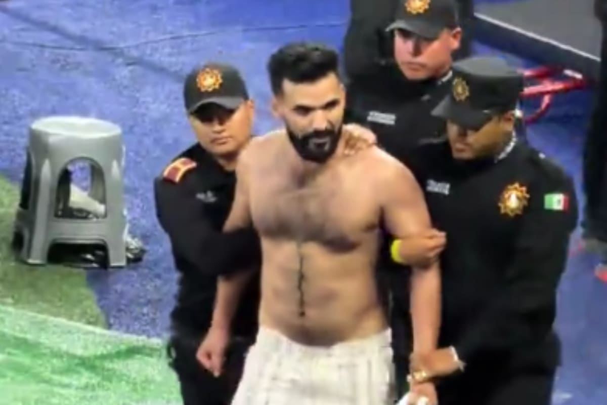 Detienen a aficionado iraquí tras intentar irrumpir en la cancha del Estadio Monterrey durante partido internacional: así fue el momento viral (VIDEO)