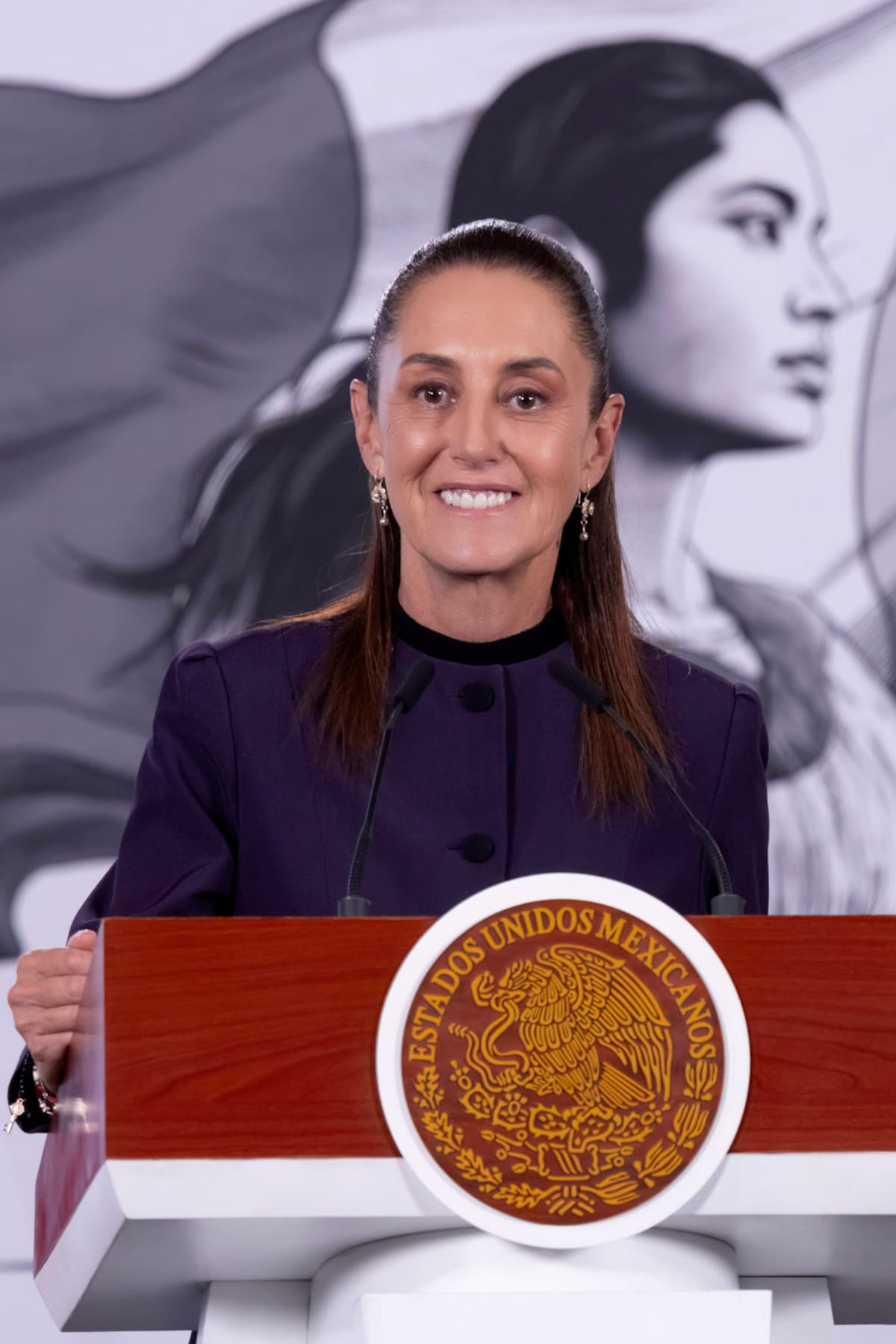 Cuauhtémoc, Ciudad de México. 18 de mayo 2026. La presidenta constitucional de los Estados Unidos Mexicanos, la Doctora Claudia Sheinbaum Pardo en conferencia de prensa matutina en el salón de la Tesorería de Palacio Nacional. | Foto: Juan Carlos Ramos Mamahua /Presidencia
