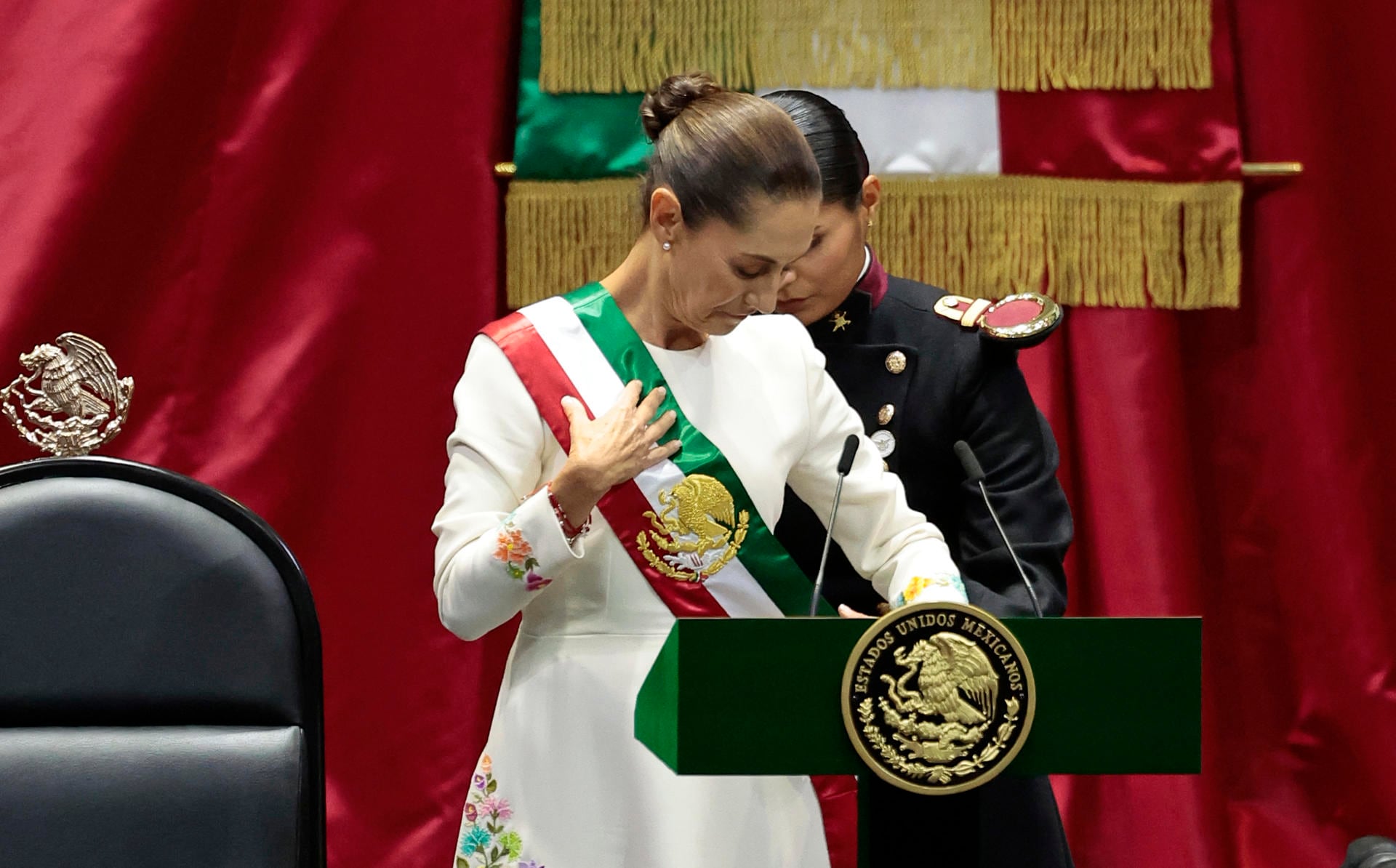 La presidenta de México Claudia Sheinbaum, recibe la banda presidencial en la Cámara de Diputados este martes en la Ciudad de México (México). Claudia Sheinbaum asumió este martes como la primera mujer presidenta de México para el sexenio de 2024 a 2030. | Crédito: EFE