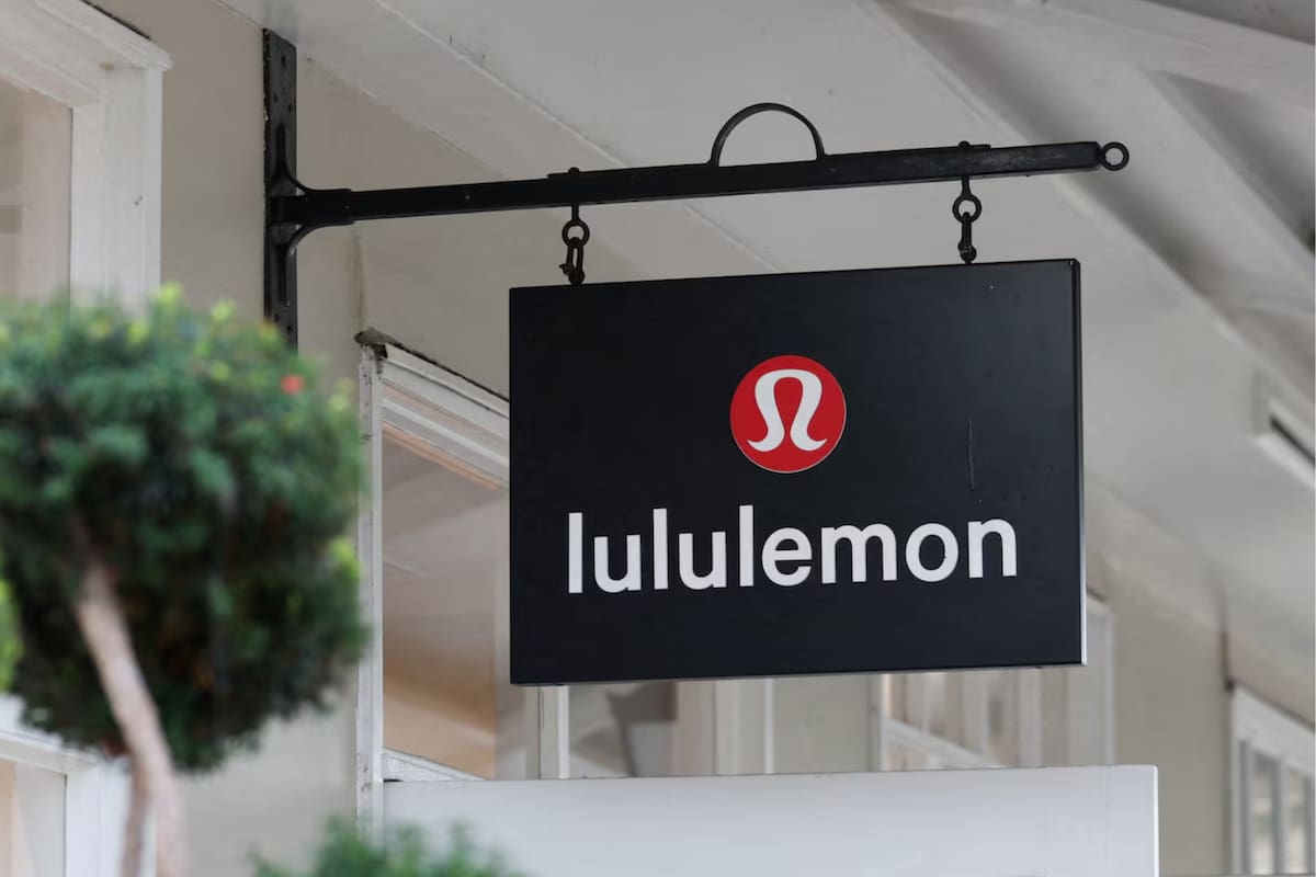 Una demanda en EEUU señala que Lululemon comercializó prendas con químicos tóxicos sin informar a los consumidores, lo que habría causado problemas de salud en niños y adultos que usaron su ropa deportiva
