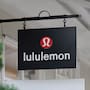 Una demanda en EEUU señala que Lululemon comercializó prendas con químicos tóxicos sin informar a los consumidores, lo que habría causado problemas de salud en niños y adultos que usaron su ropa deportiva