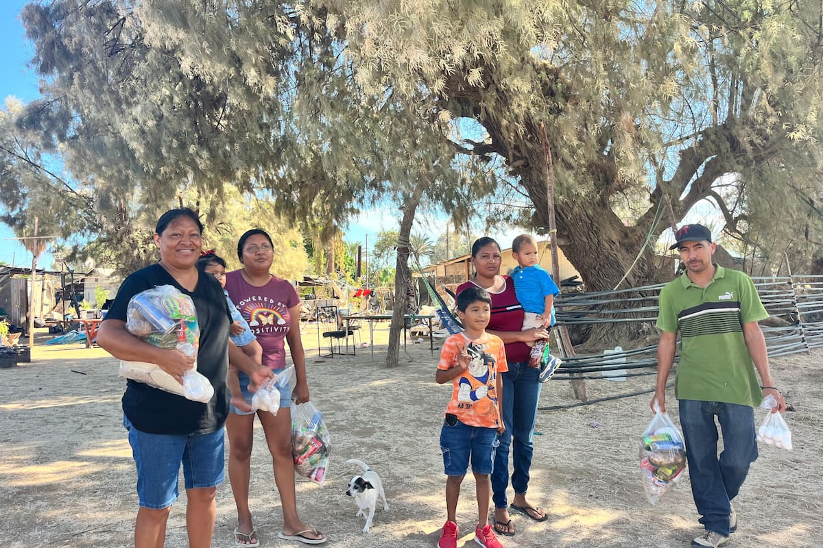 Reparten ciudadanos despensas en el Golfo de Santa Clara