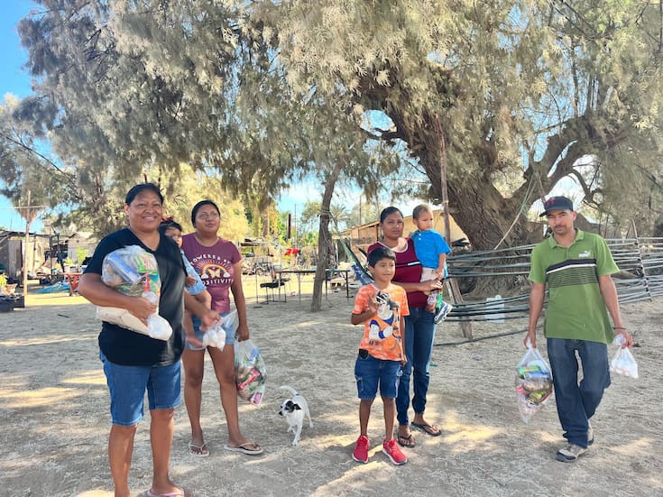 Reparten ciudadanos despensas en el Golfo de Santa Clara