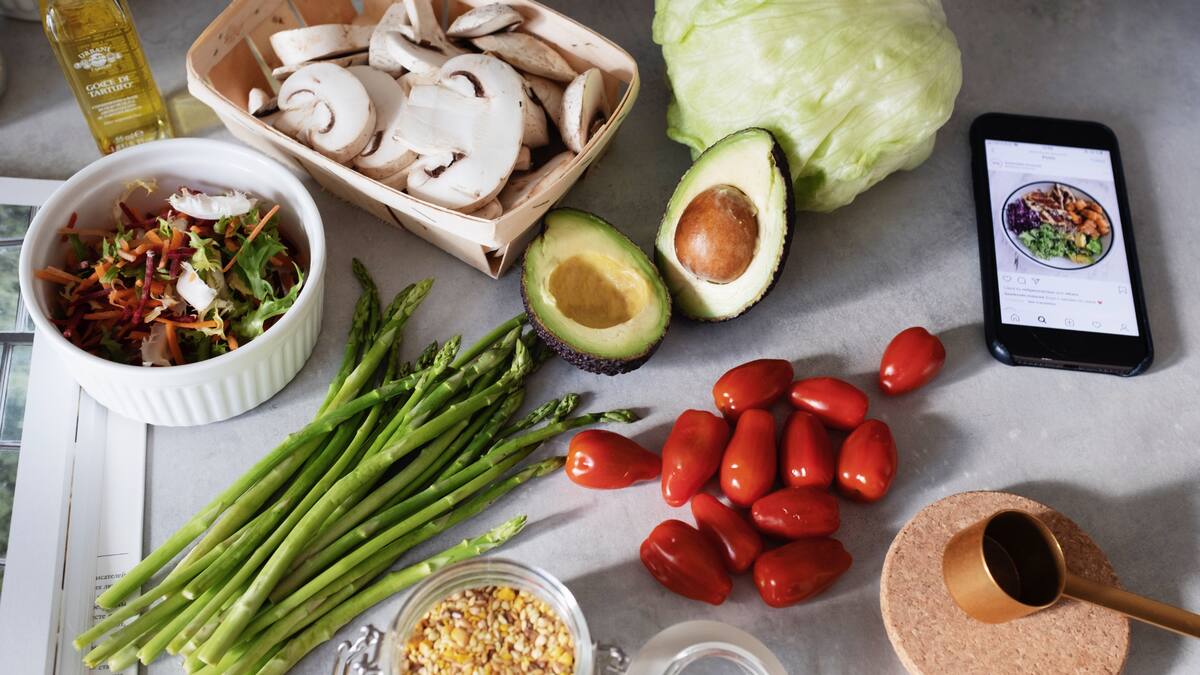 Expertos en nutrición desmintieron varios mitos sobre cinco alimentos controversiales: leche cruda, aceites de semillas, carnes procesadas, polvos verdes y vegetales solanáceos/Foto: Canva