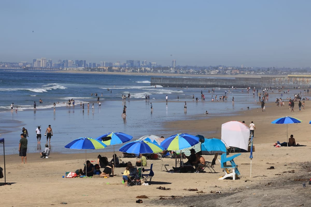 Tijuanenses visitan playas ante temperaturas atípicas