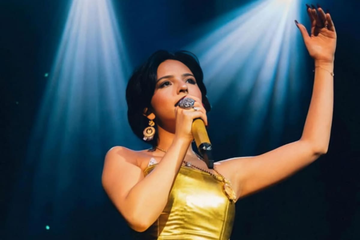 Usuarios piden boicotear el tema “Invítame a un café” de Ángela Aguilar tras polémica por su versión de “La gata bajo la lluvia”