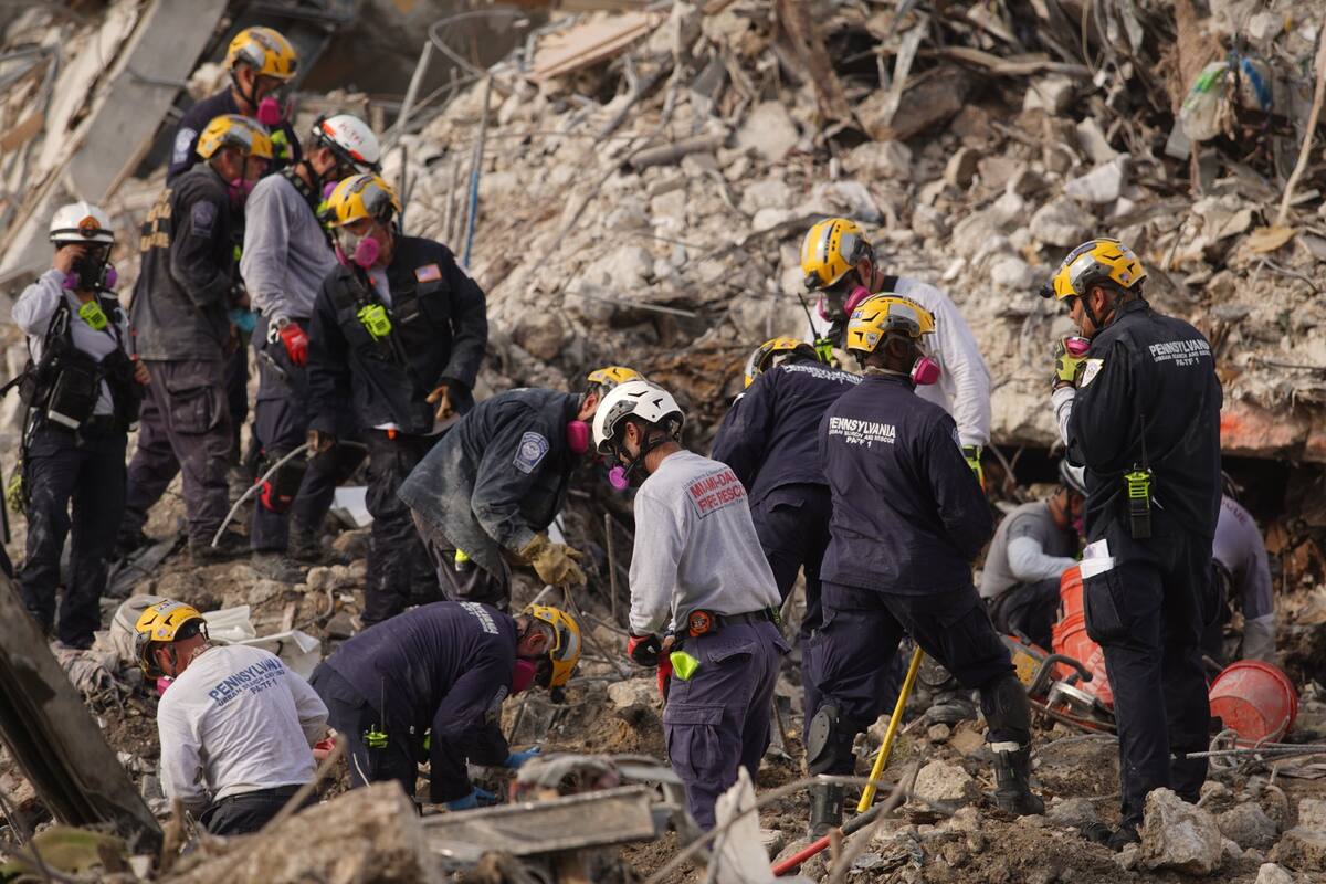 Derrumbe en Miami: a nada de dejar de buscar desaparecidos tras 97 cuerpos recuperados