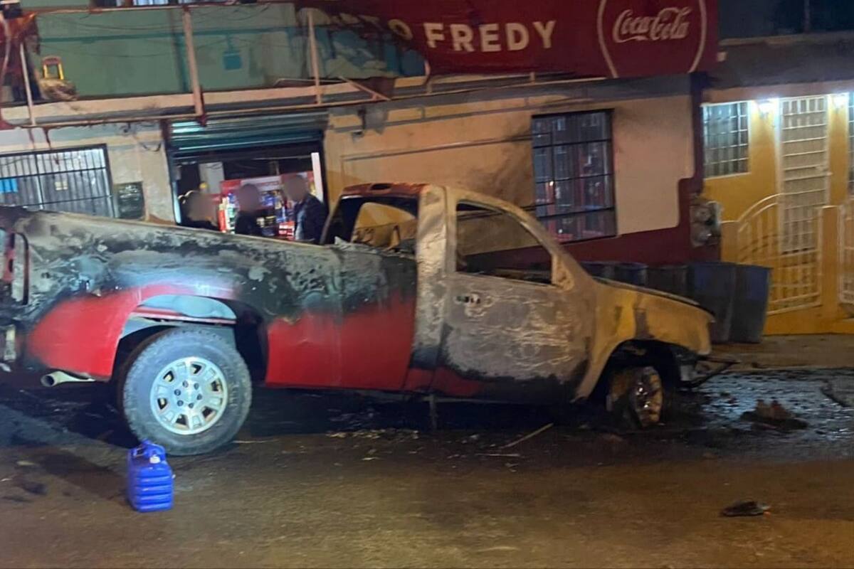 Queman vehículo afuera de comercio en Ensenada